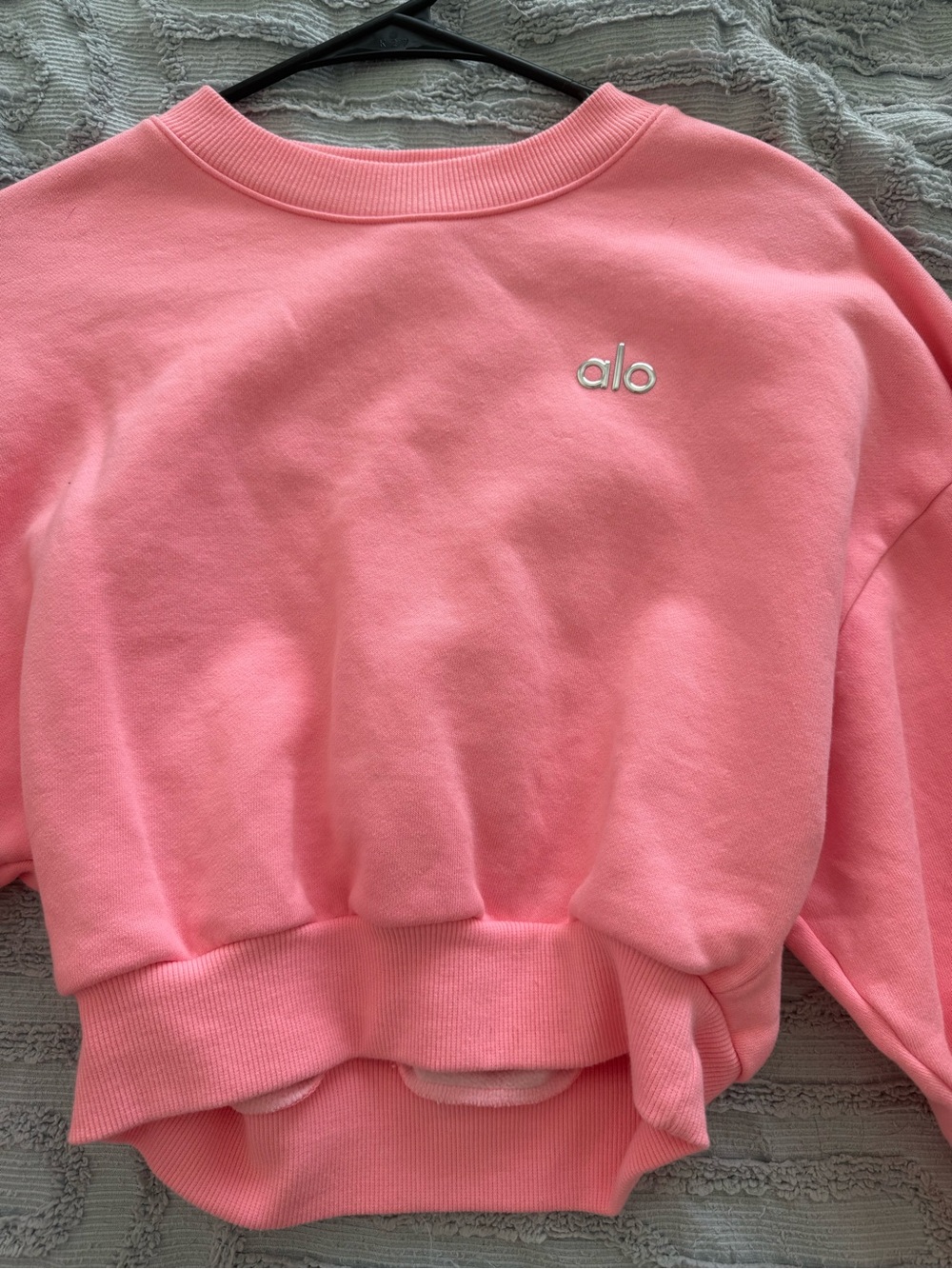 Alo neon bubblegum cropped accolade - Picture 2 of 6